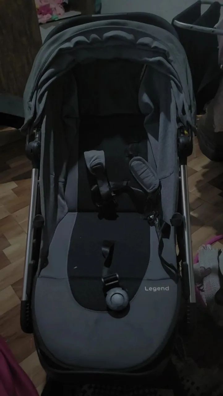 Carrinho com bebê conforto. Modelo legend