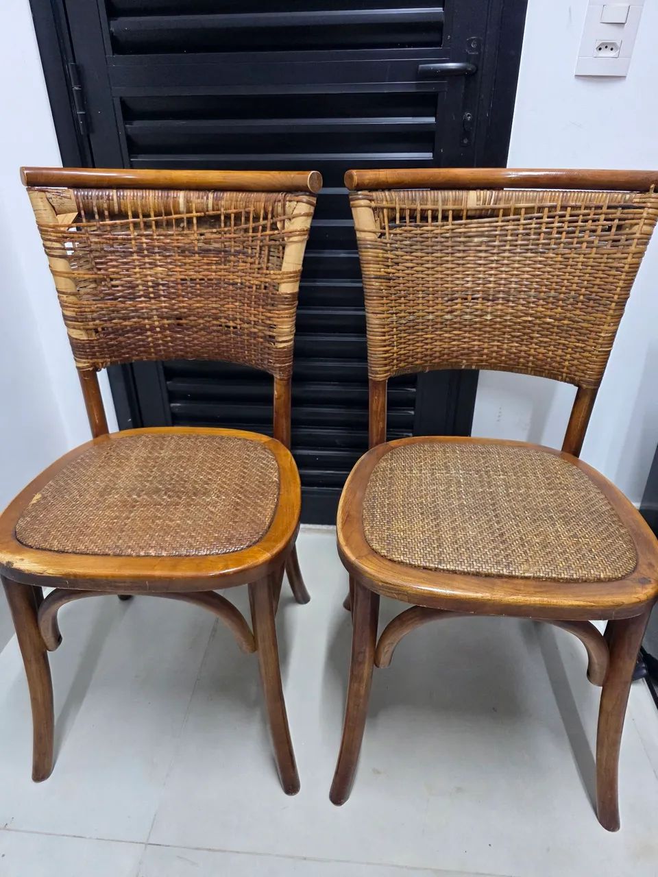 2 Cadeiras de Madeira e Rattan - Foto 3