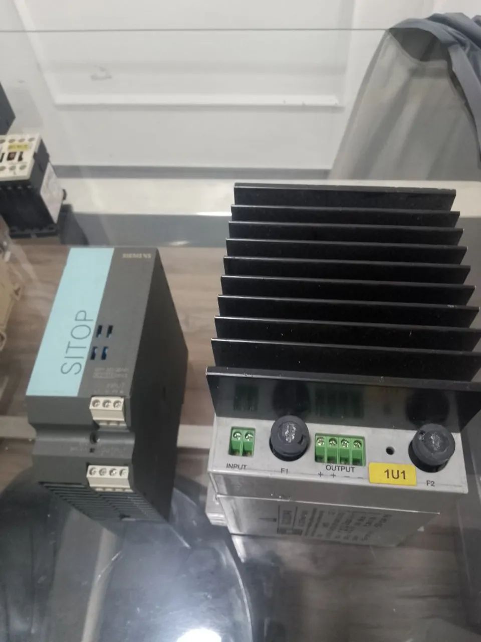 VENDE-SE 2 FONTES DE PODER COM ENTRADA 220 VOLTIOS AC ,SAIDA 24 VOLTIOS DC.