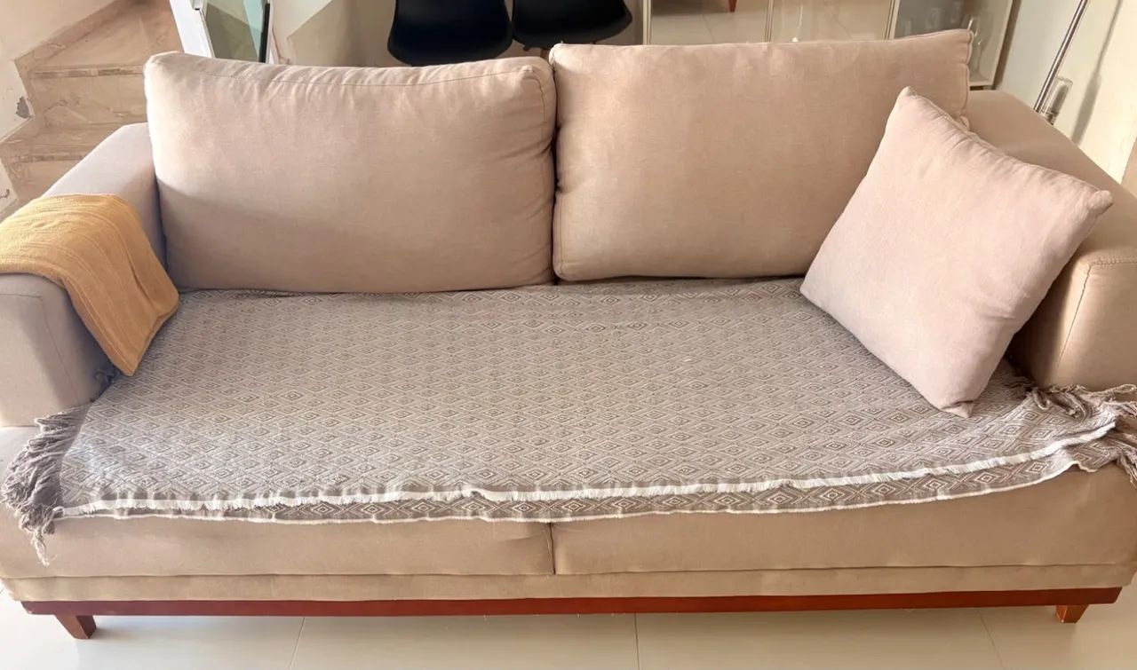 Sofá de linho com os pés em madeira medindo 1,90cm