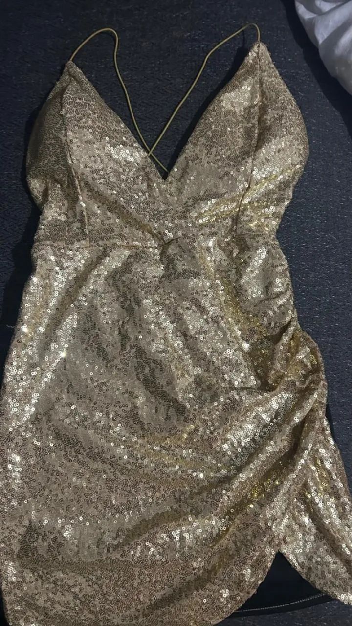 Vestido de festa dourado com paetê