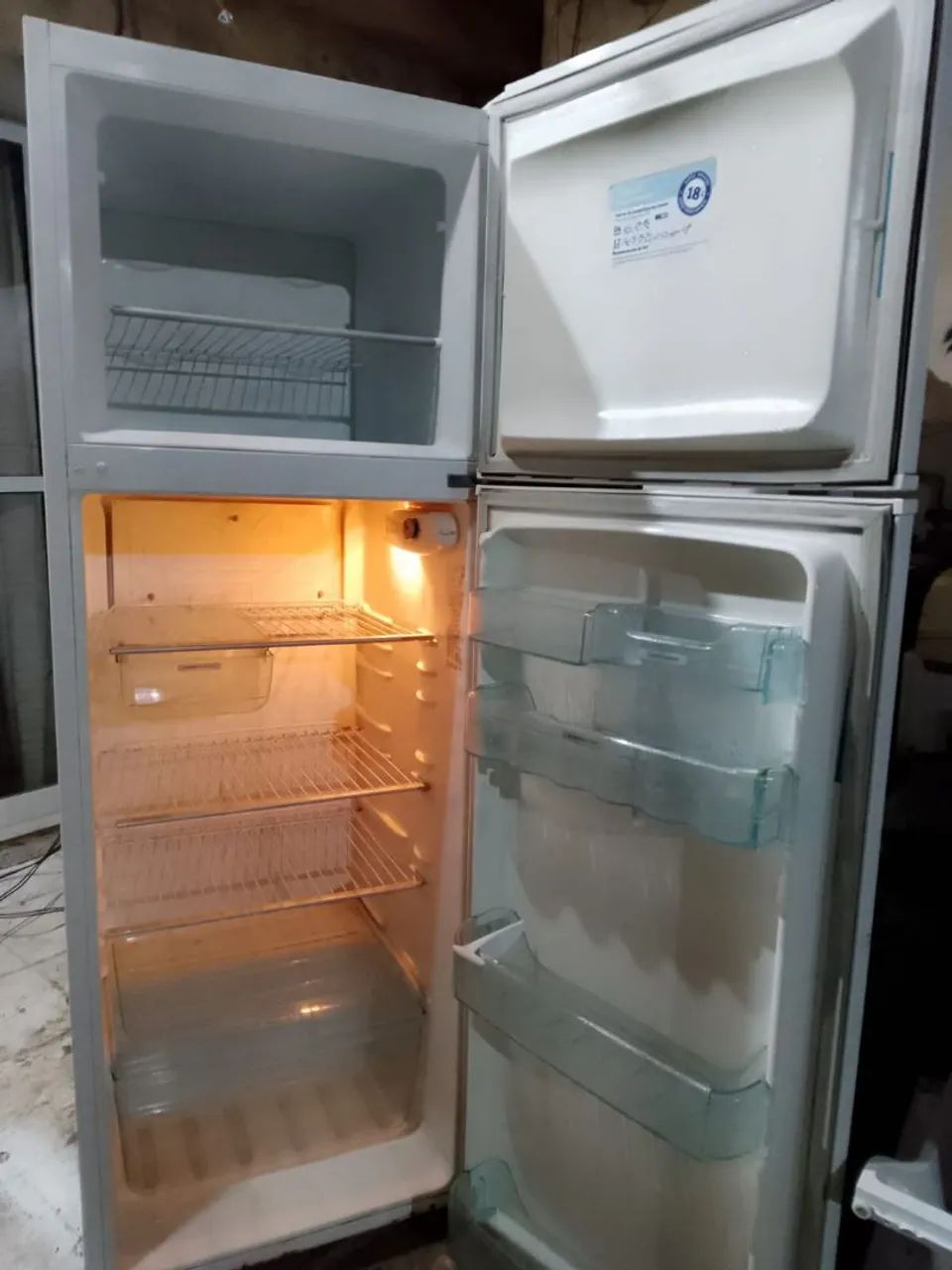 Vendo geladeira funcionando perfeitamente com garantia  - Foto 2