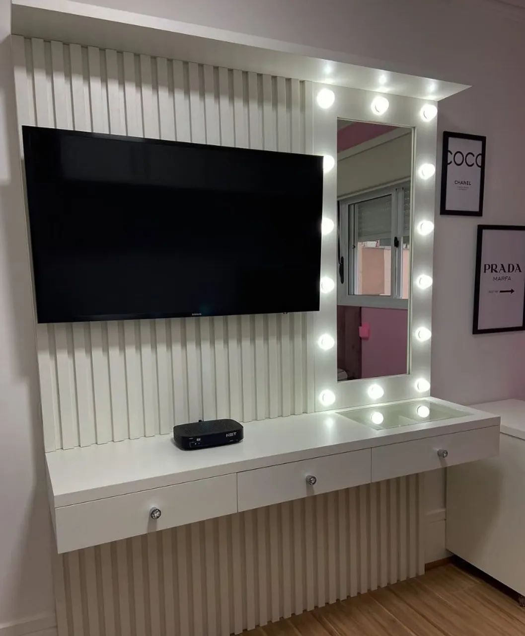 Penteadeira Camarim Suspensa Com Painel De Tv 