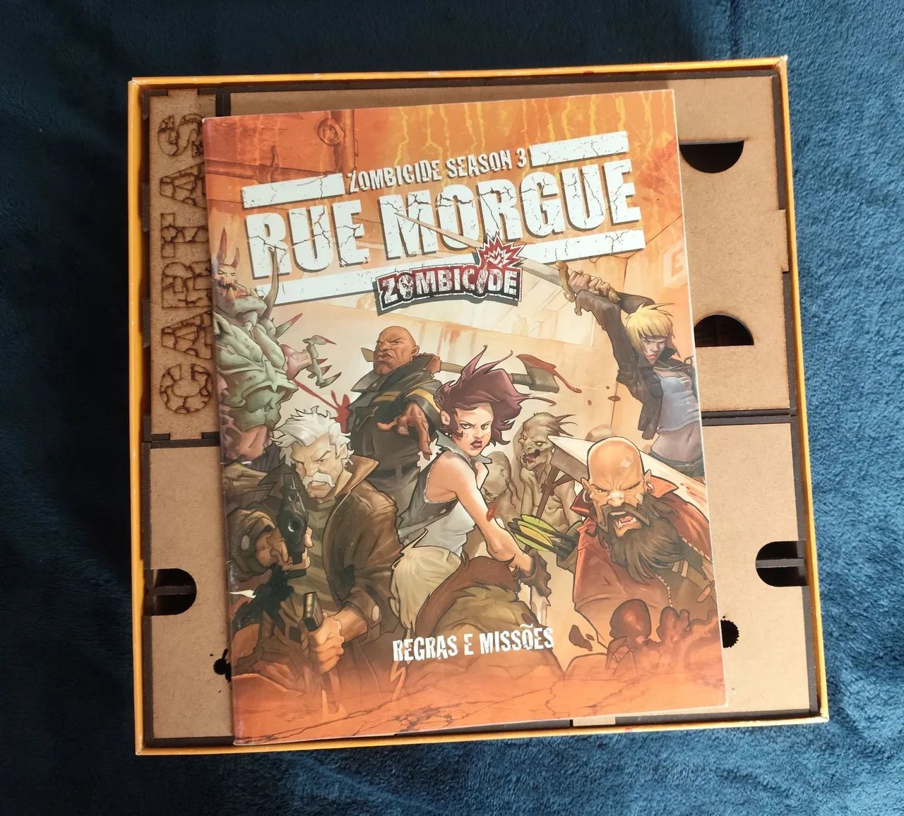Zombicide Rue Morgue (com sleeve e insert bucaneiros) - Brinquedos