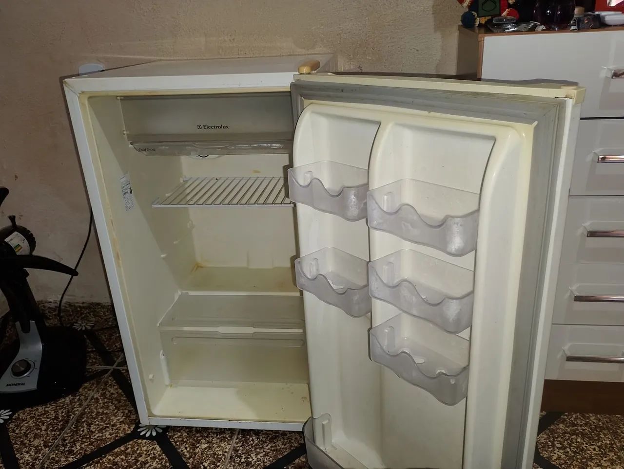 Frigobar Electrolux RE120 modelo compacto de 122 litros - Foto 2