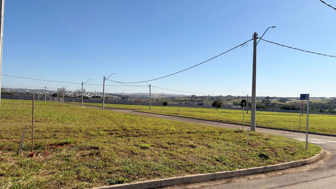 LOTE NO CONDOMÍNIO PETIT TRIANON