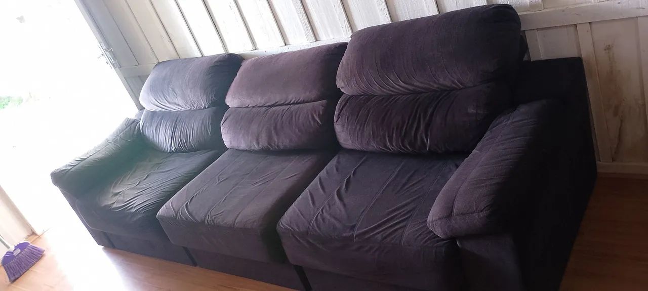 Sofá Retrátil e Reclinável na cor Preta