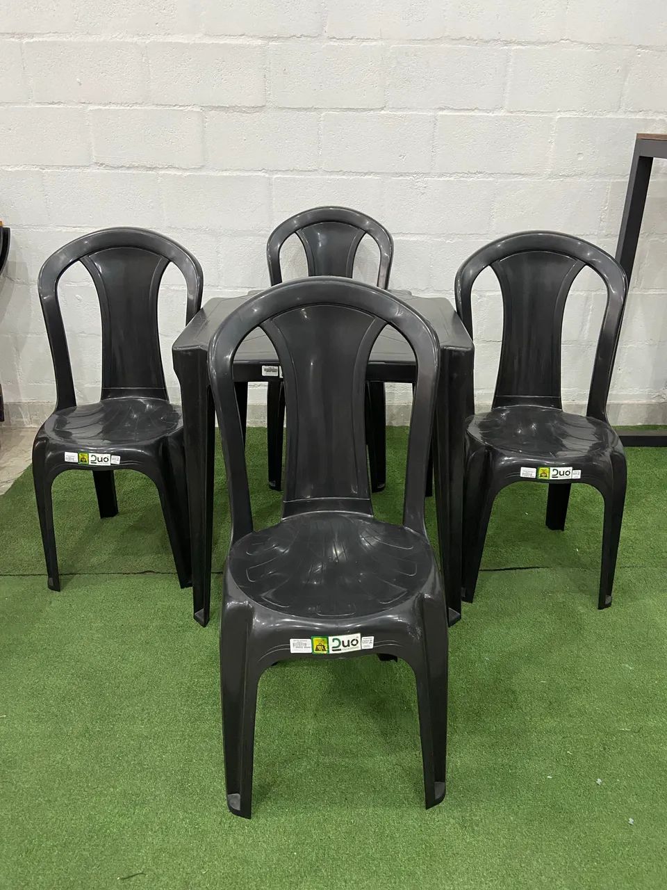 Jogo de mesa com 4 cadeiras reforçadas 