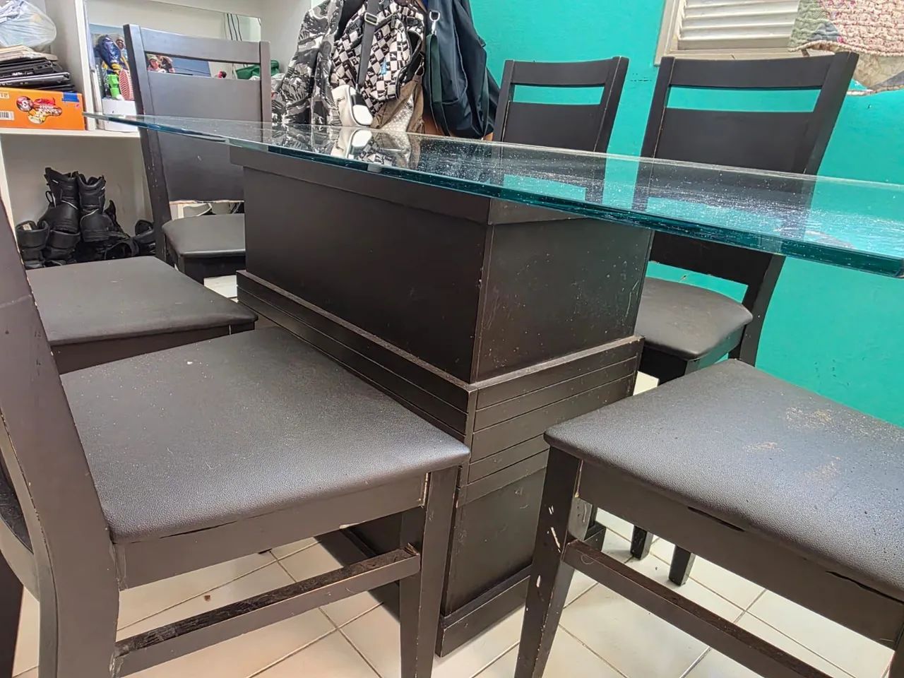 Mesa de vidro com 6 cadeiras.