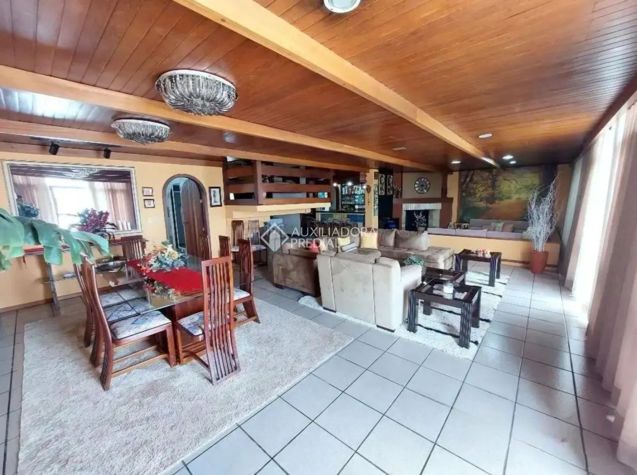 Casa residencial com 410m²! Possui excelente amplo espaço com 4 dormitórios sendo 1 suíte - Foto 4