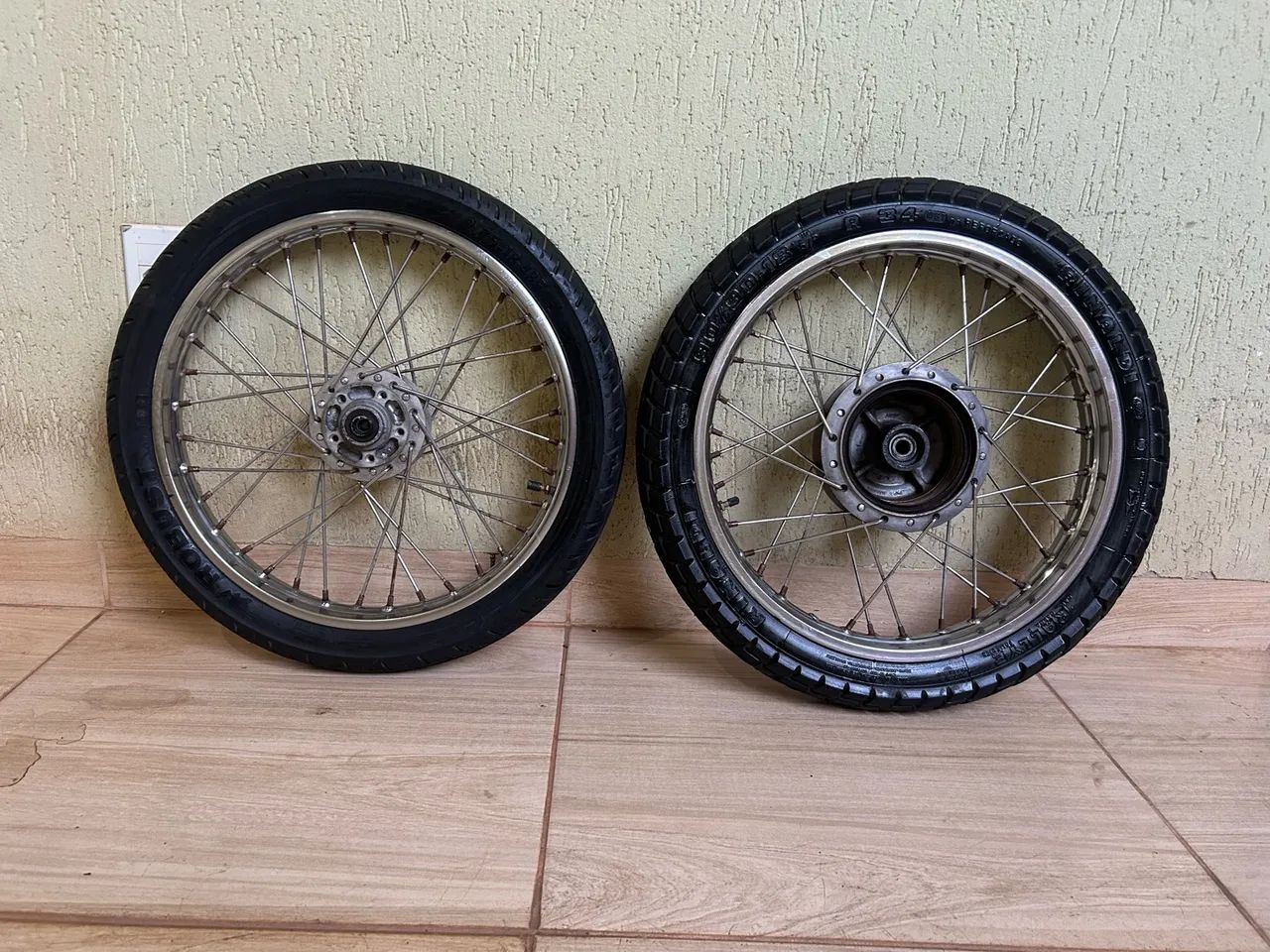 Vendo pneus  com as rodas 125 cg  - Foto 2