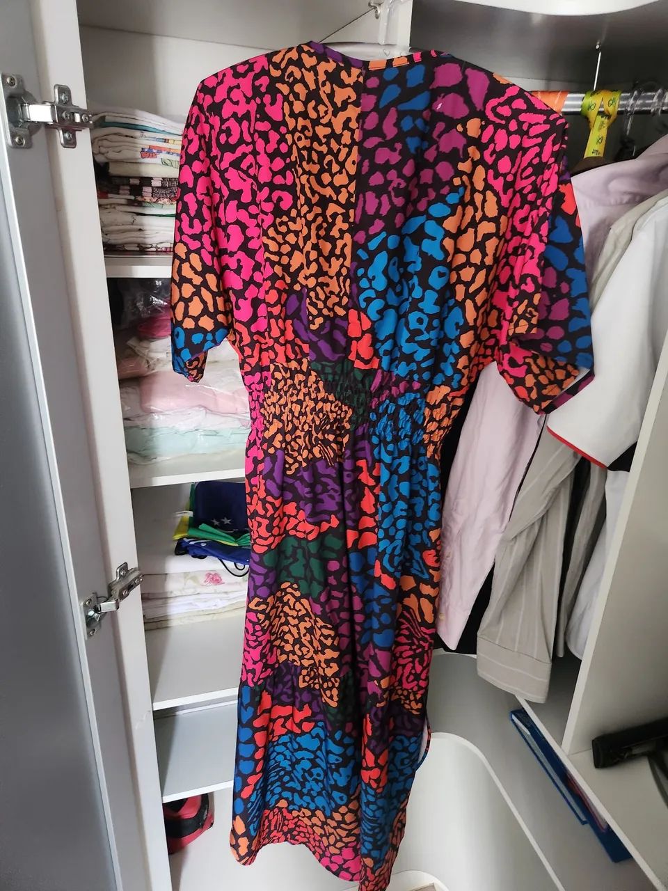 Vestido preto e longo com pintas de onça coloridas - Foto 3