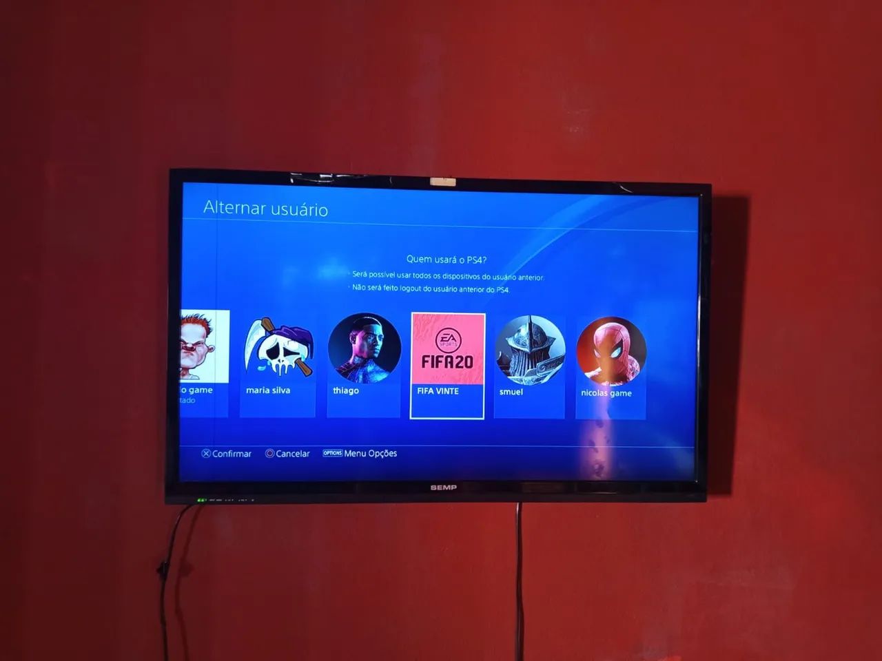 Ps4 slim,col tv de 43 polegadas apenas com uma pequena listra 