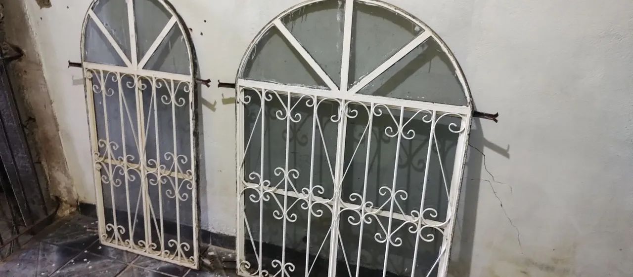 Colonial Iron Windows441993424956313601