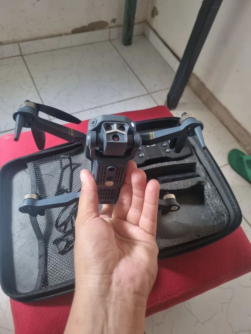 Drone em ótimo estado com senhor de proximidade  2câmeras 2 cargas  - Foto 3