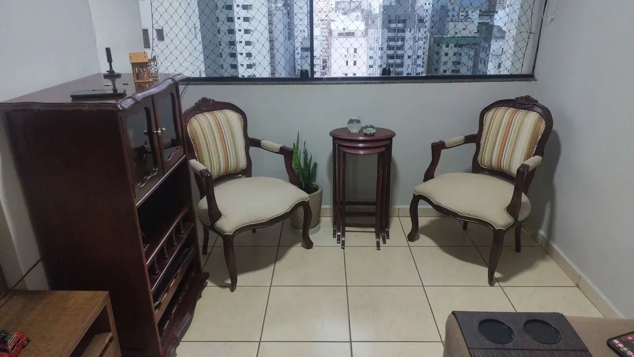 Conjunto de cadeira e mesinha 