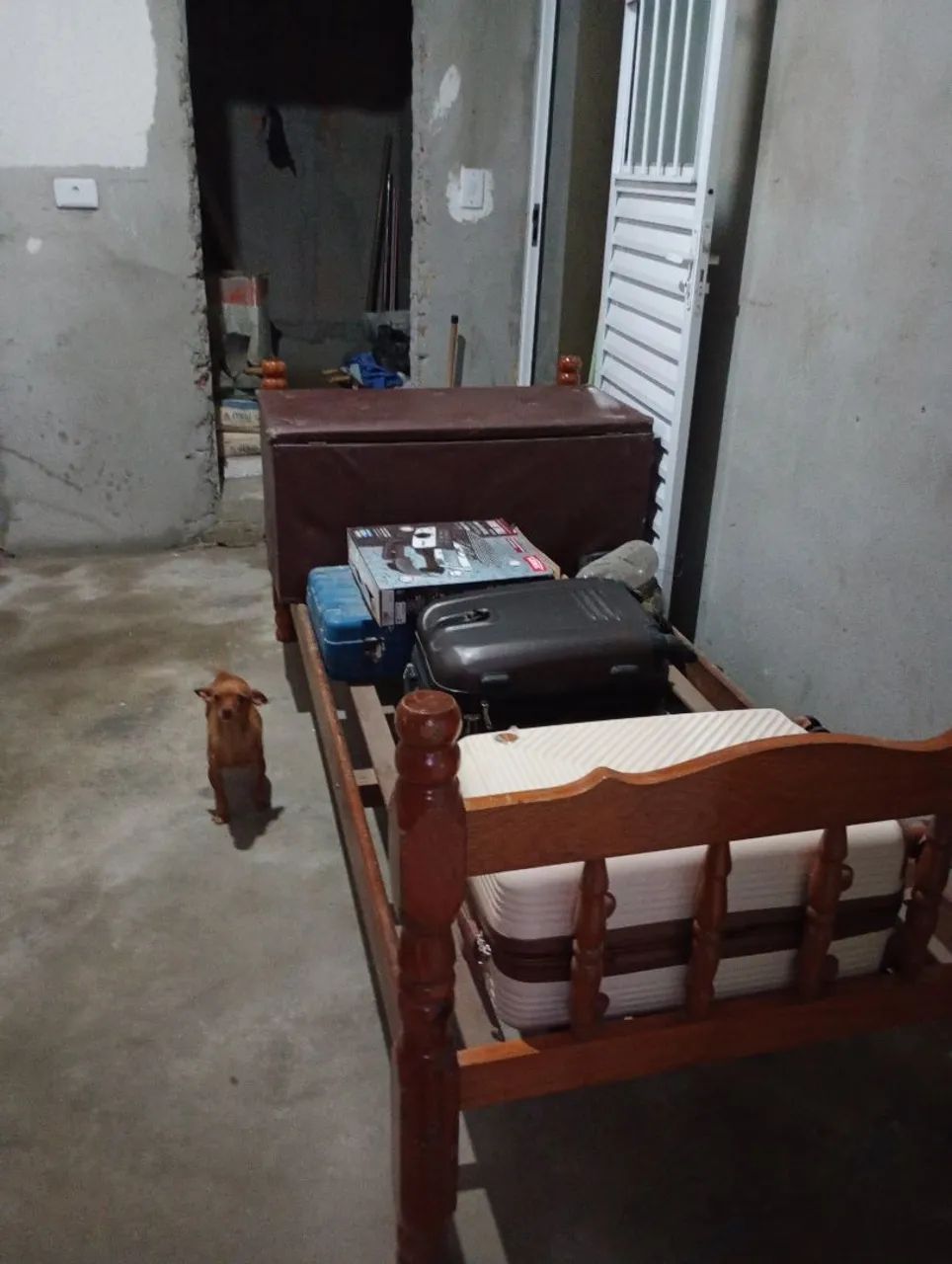 Vende cama de madeira