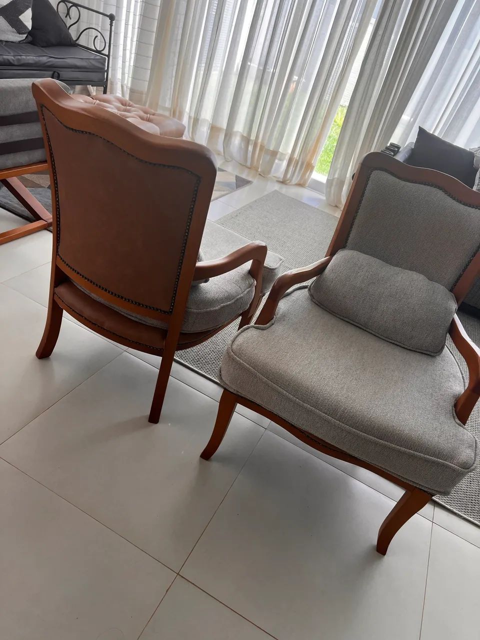 Vende-se Conjunto de Poltronas Clássicas - Madeira Maciça - Foto 3
