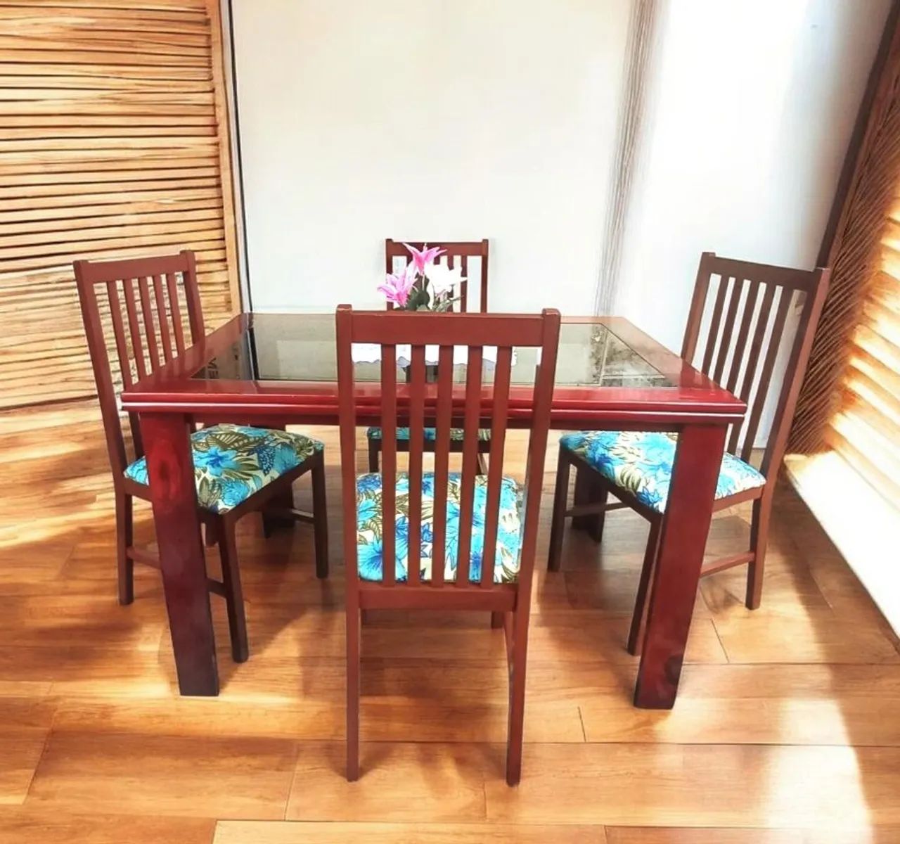 Conjunto de mesa de Jantar em Madeira Macom quatro cadeiras