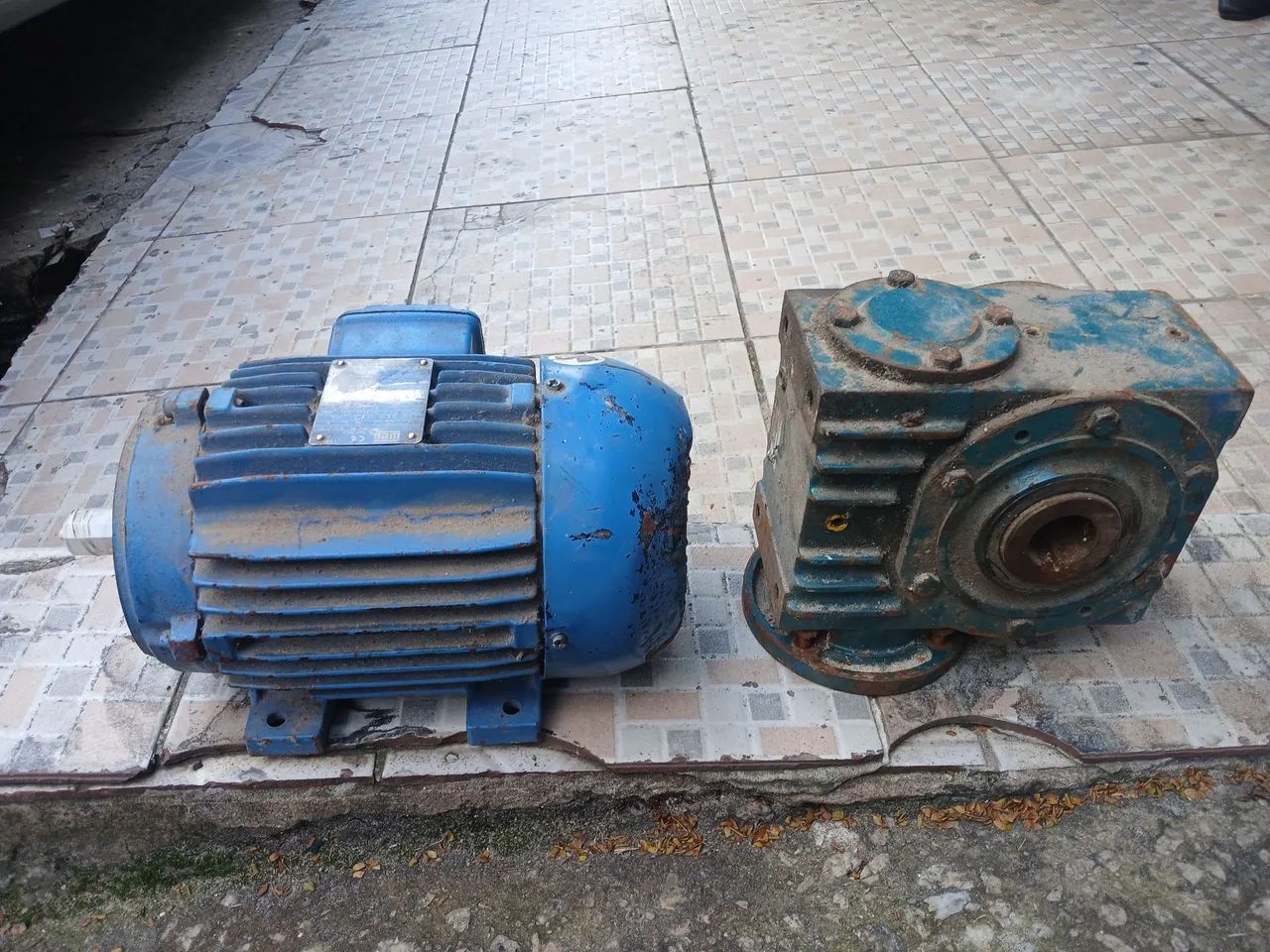 VENDE-SE MOTOR WEG E REDUTOR 40X1 