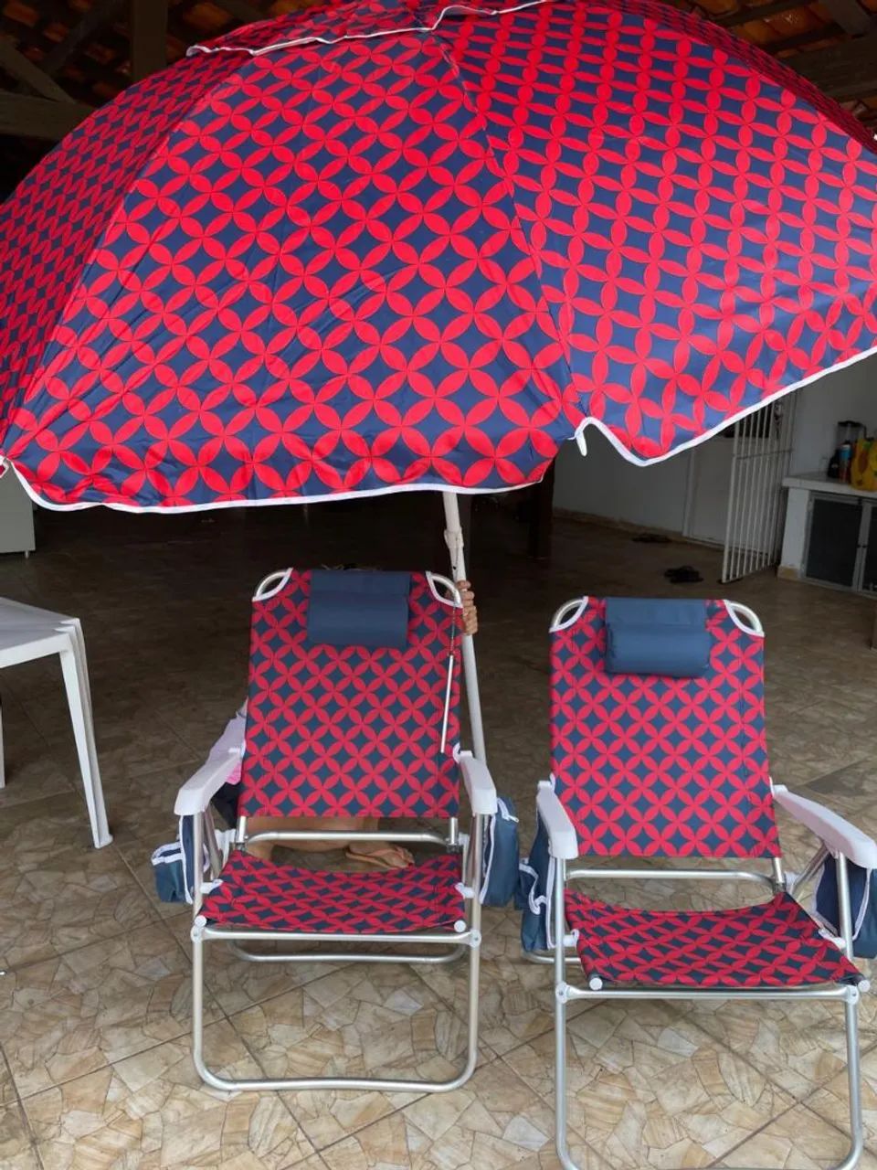 Conjunto cadeira e guarda sol