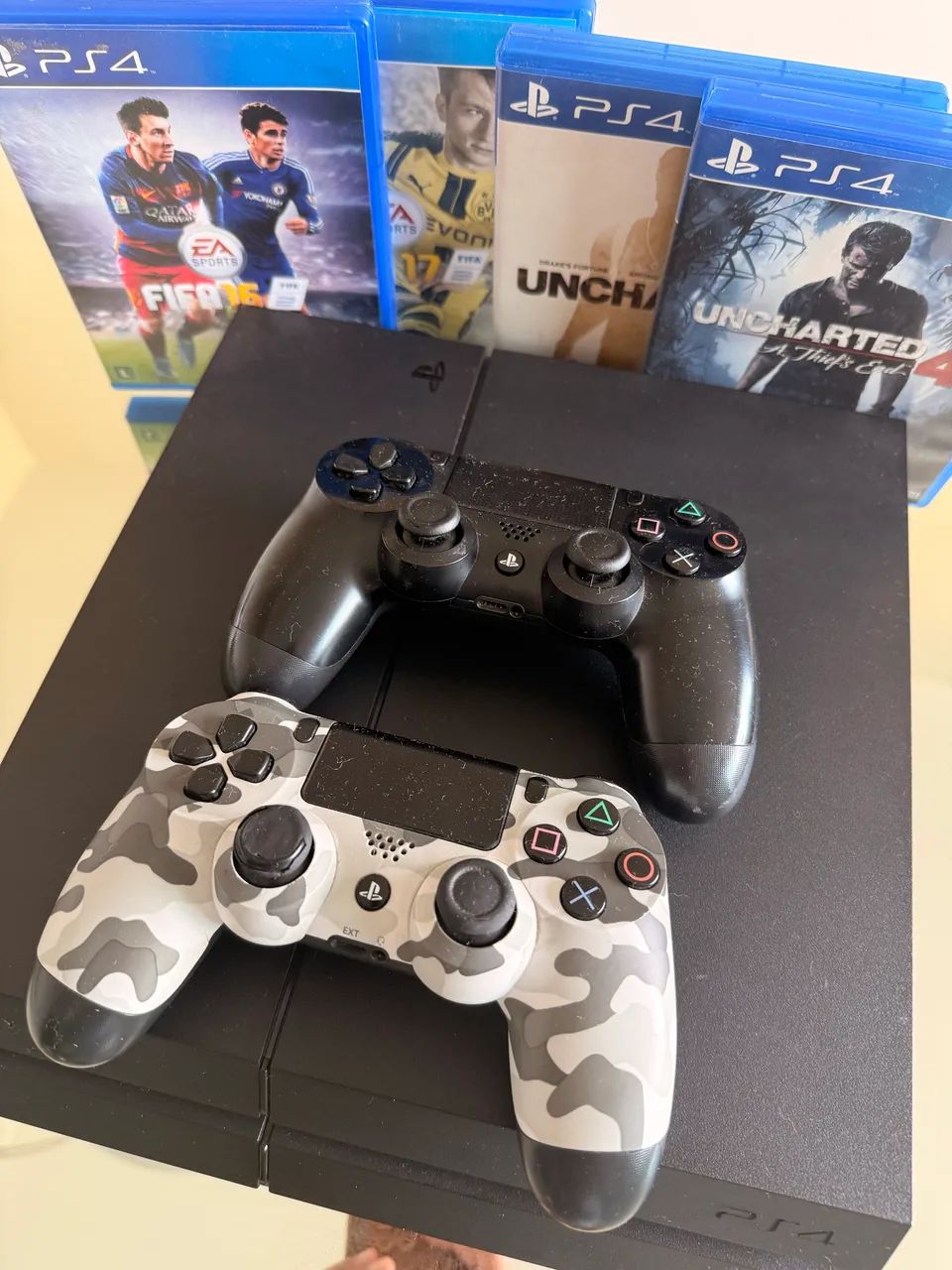 PlayStation 4 com 2 controles + 4 jogos  - Foto 4
