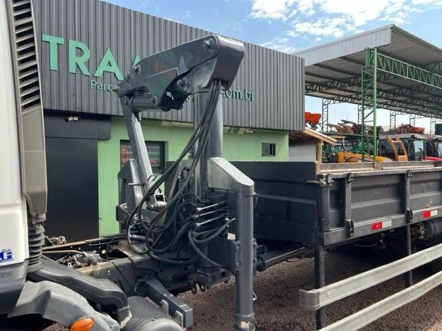 Caminhão Iveco Tector 240E25 c/ Munck - Foto 3