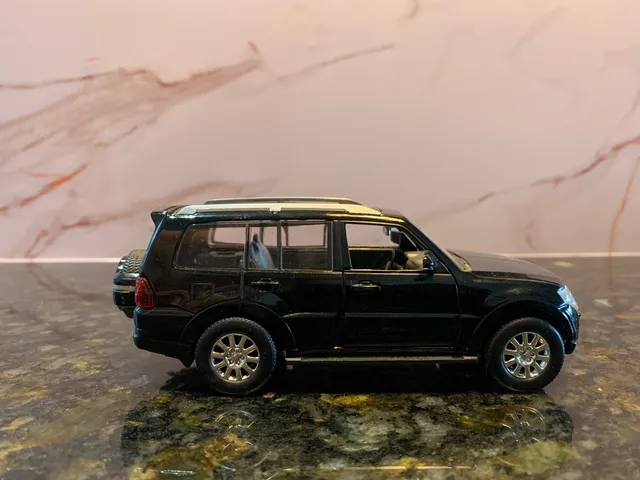 Miniatura de carro S10 com mini paredão na carroçinha