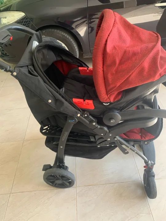 Carrinho de bebê com bebê conforto