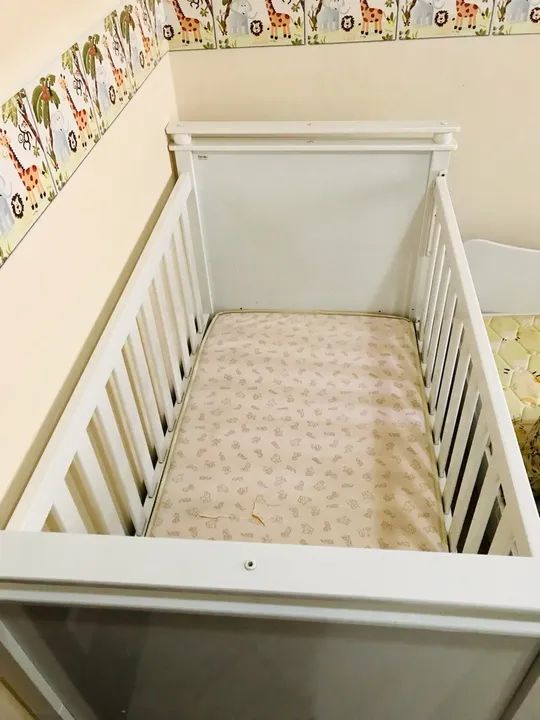 Berço que vira Mini cama de boa madeira da empresa abracadabra novo com colchão - Foto 3