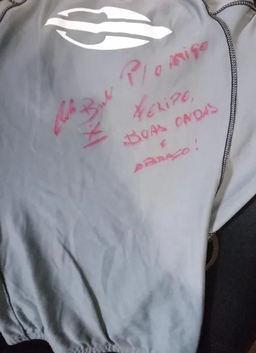 Camiseta Mormaii Lycra Little Emblem - Cinza - Autografada por Carlos Burle - Foto 3