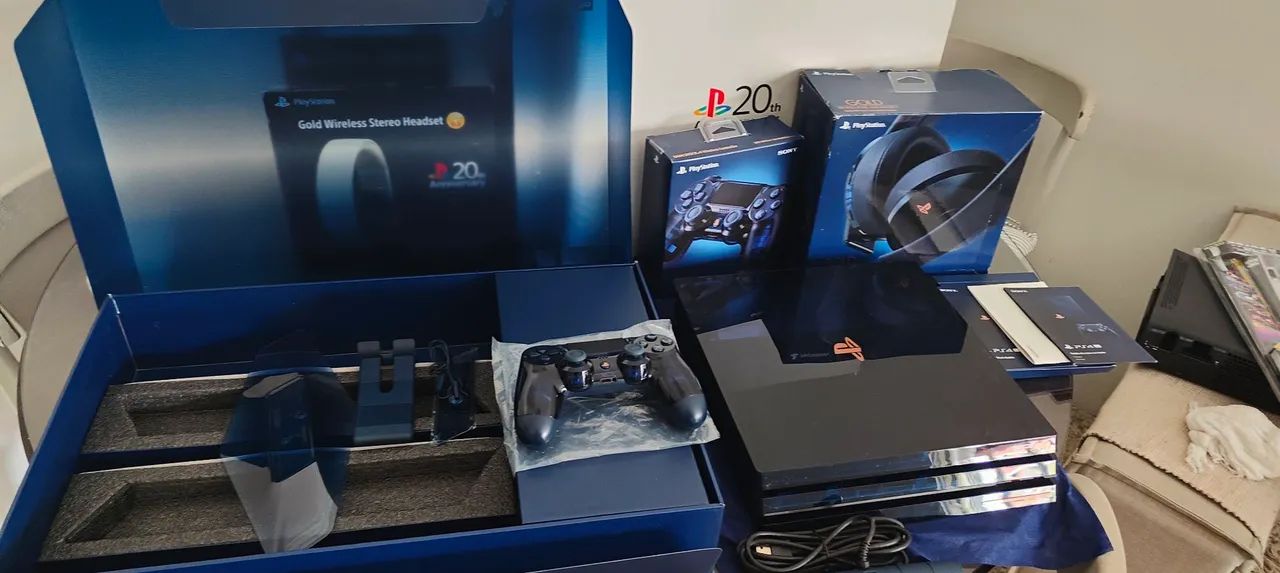 Playstation 4 Pro 2TB Edição Limitada 500 Milhões + headset gold