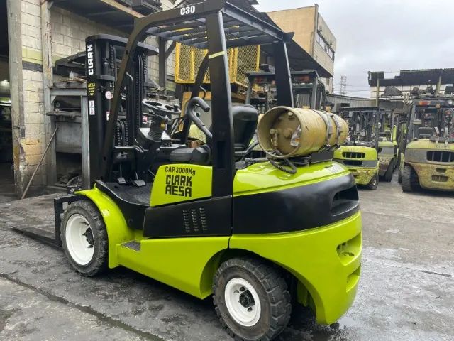 Empilhadeira GLP Clark, C30L, Capacidade 3.000Kg - Foto 2