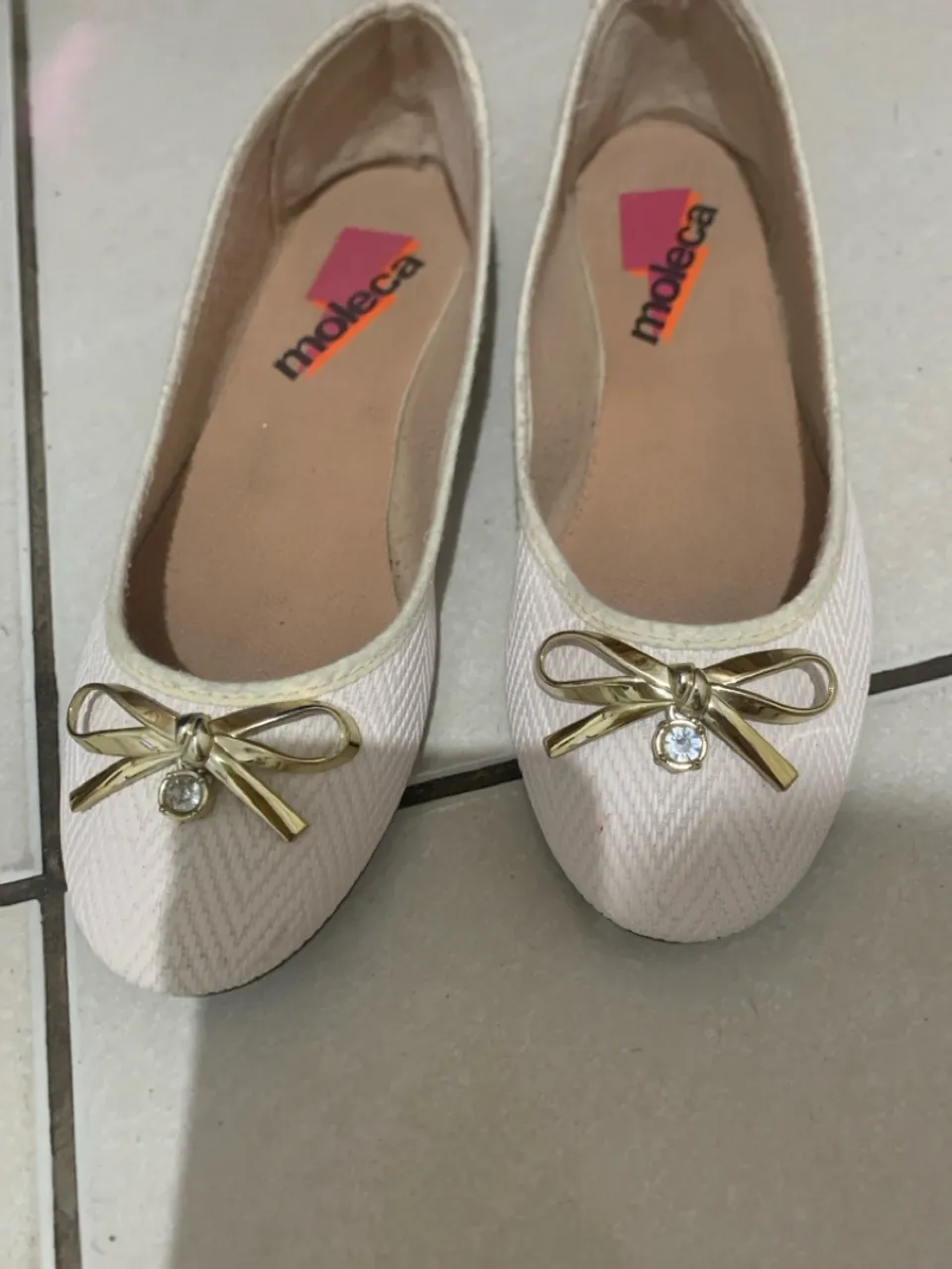 Sapatilha Moleca branca com Detalhe Dourado