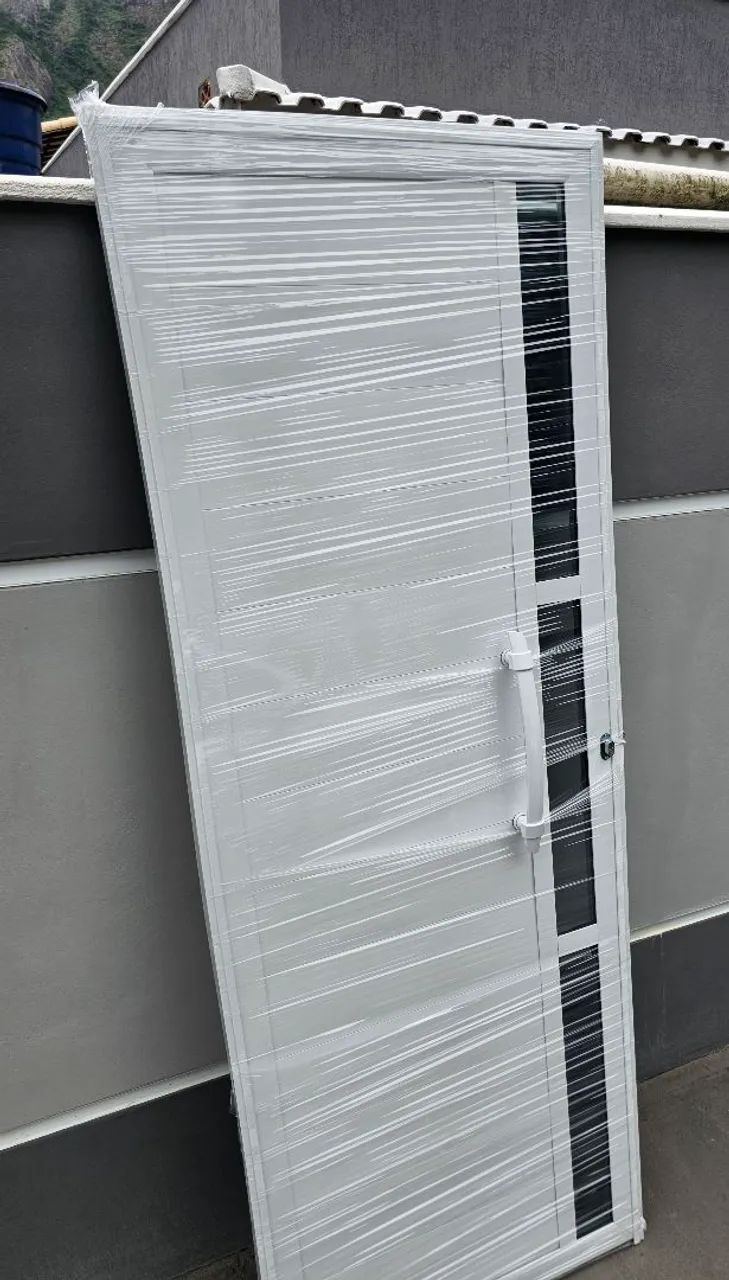 Porta de Alumínio Branca 210 X 80 Cm com Vidros Fumê lacrada puxador  - Foto 2