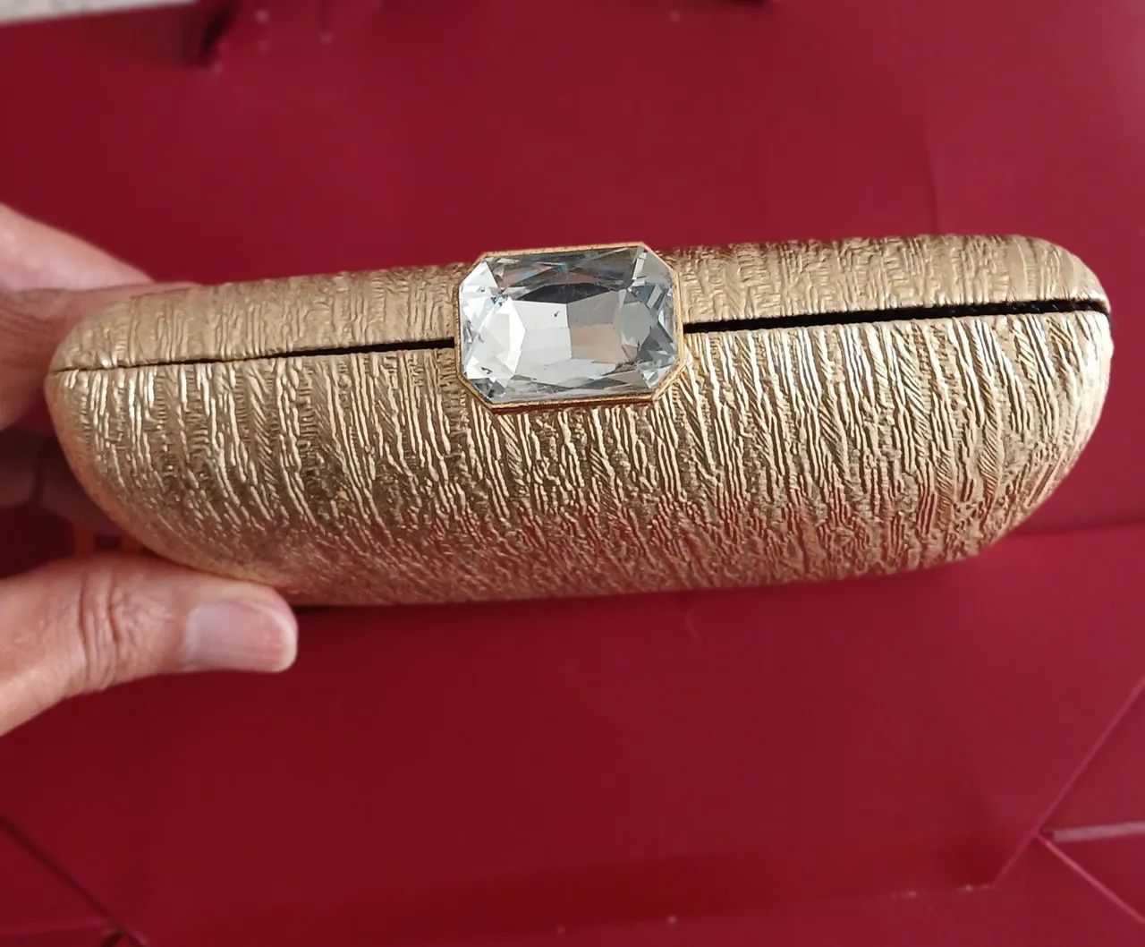 Clutch Dourada com Detalhe em Strass