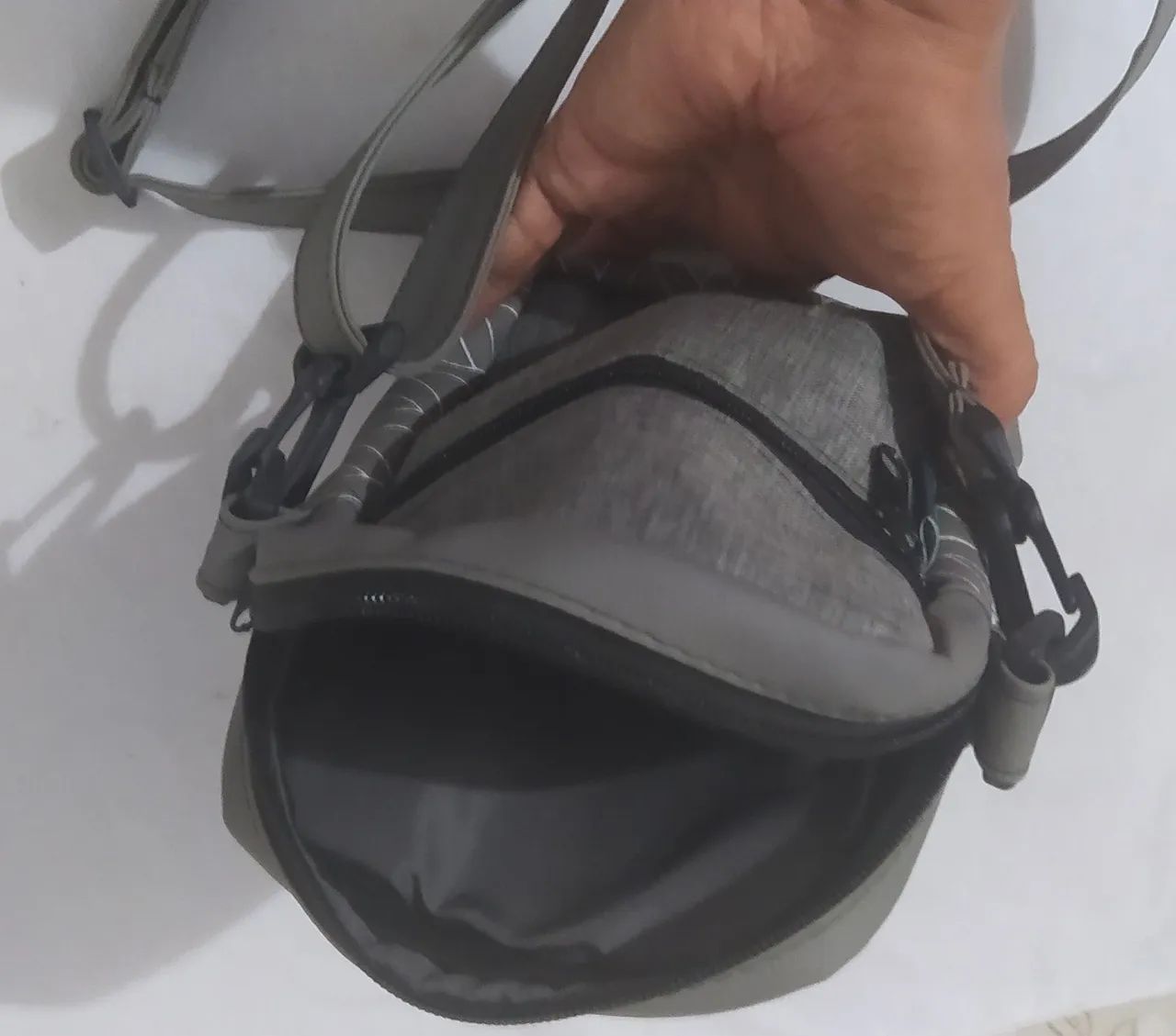 Bolsa de Ombro Cinza com Detalhes em Branco - Foto 4