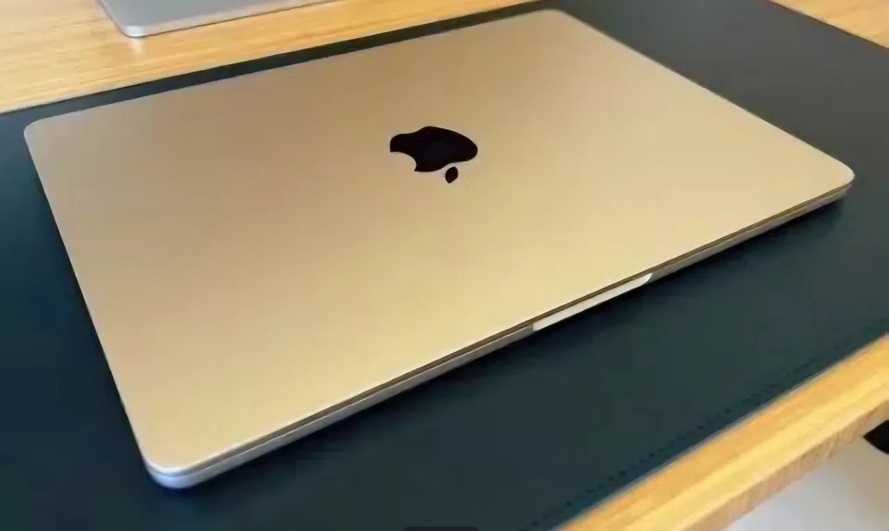 MacBook Air Dourado - Design elegante e desempenho Apple
