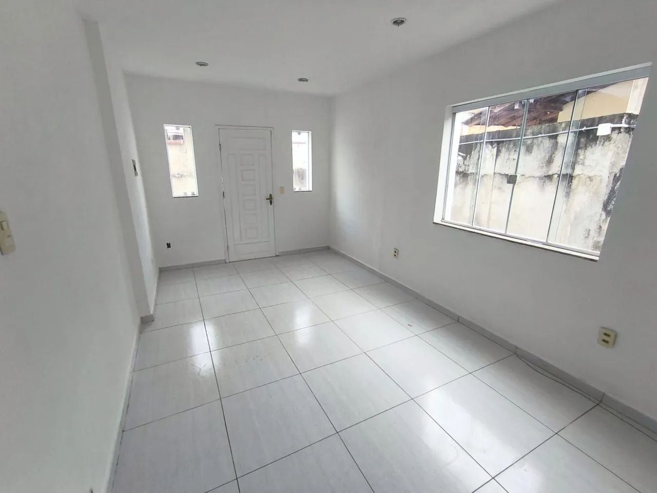 ? ALUGA-SE CASA ESPAÇOSA - 3 QUARTOS | QUINTAL ENORME | LOCALIZAÇÃO PRIVILEGIADA