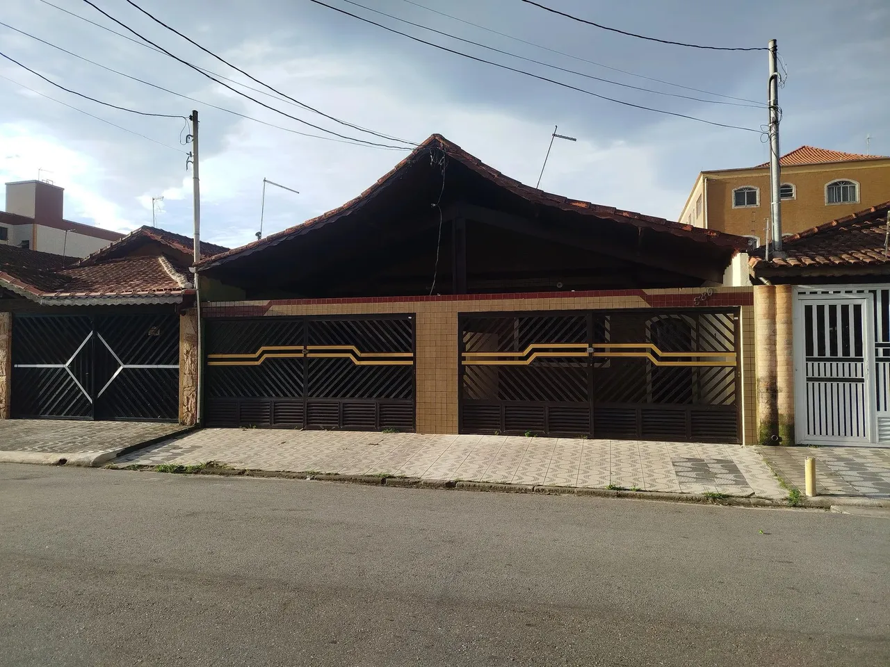 Casa para locação em Praia Grande-SP, bairro Ocian: 2 quartos, 1 suíte, 1 sala, 2 banheiro