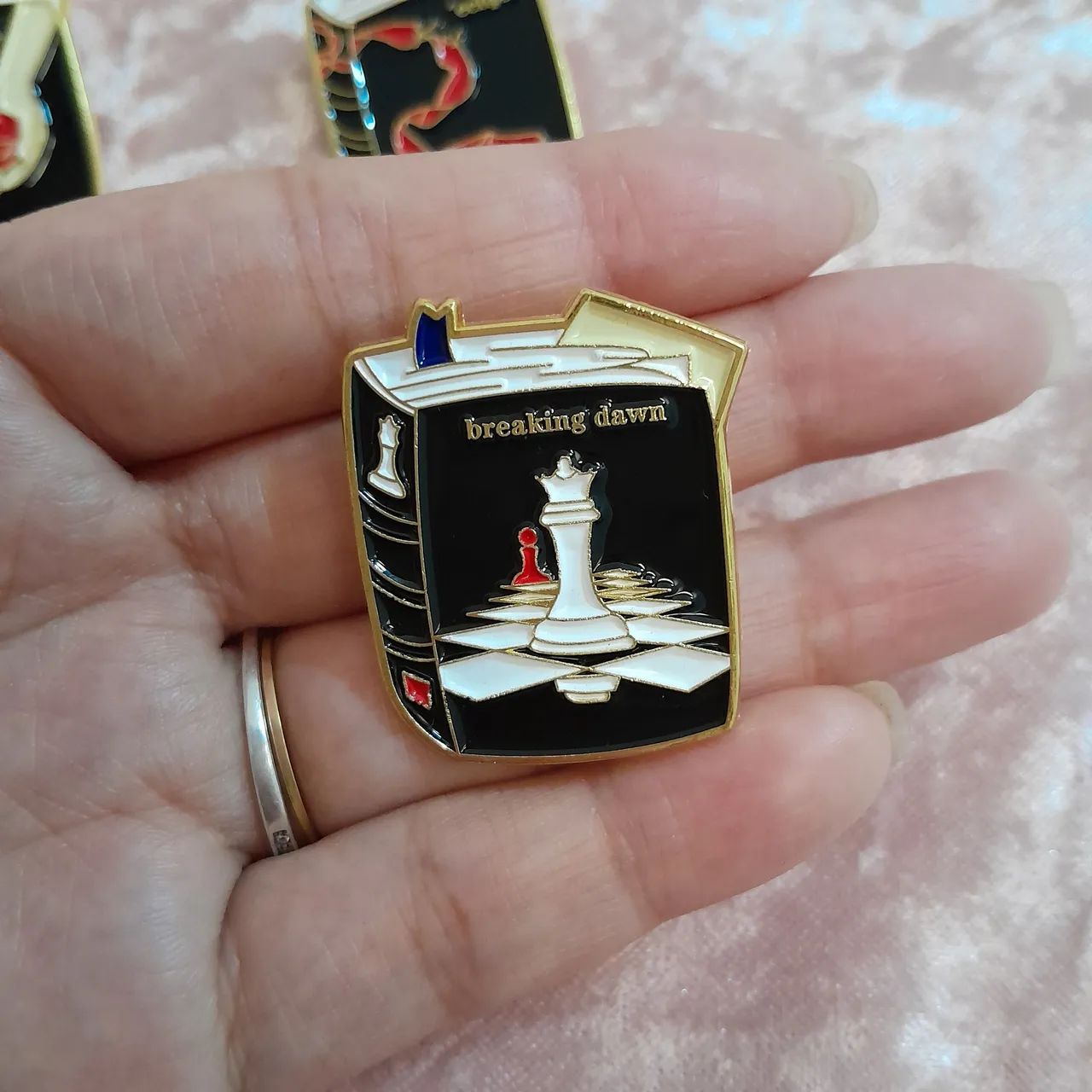 Broche / Pin Crepúsculo - Livro Amanhecer 