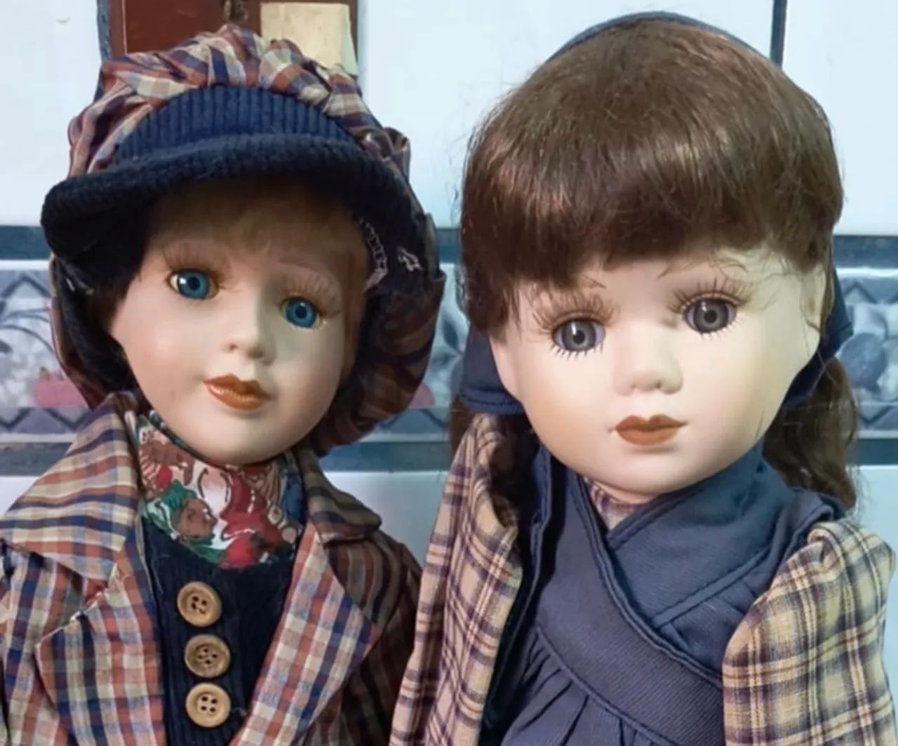 Dois bonecos de porcelana - menina e menino