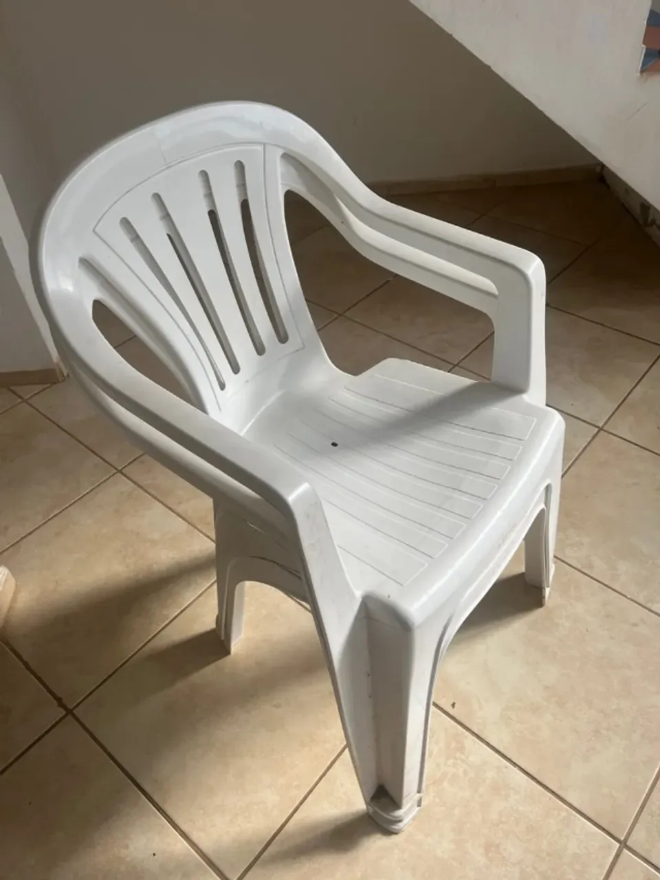 22 Cadeiras de plástico com braço
