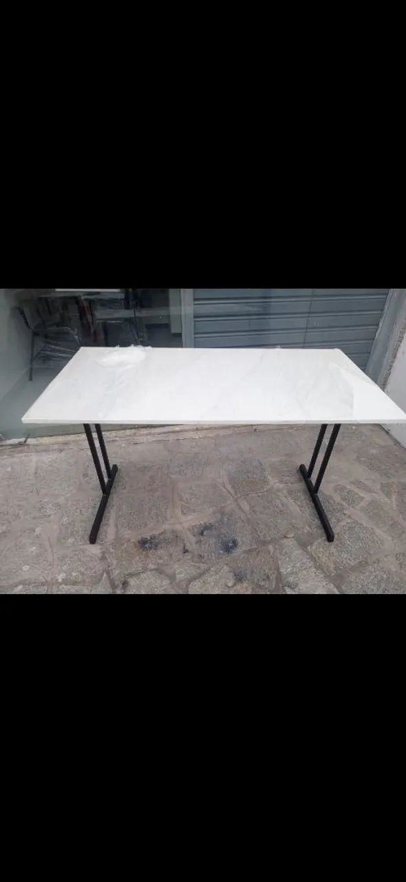 Mesa de Escritório Branca com Pés em Metal