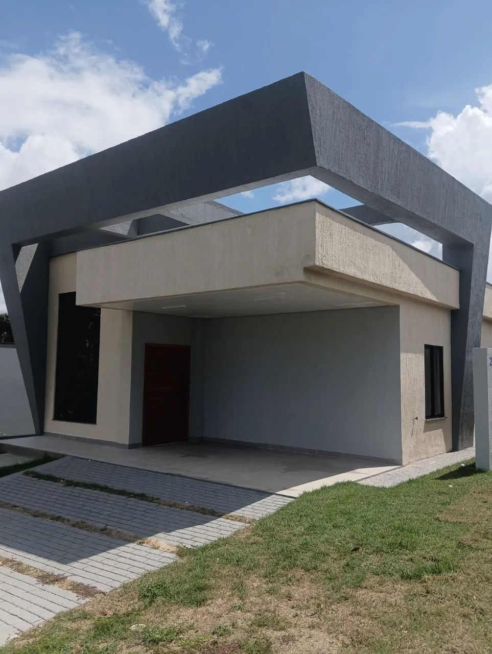Casa Térrea com Pé Direito Alto  no Condomínio Quinta Das Marinas de 151m ² / 3 Suítes na 