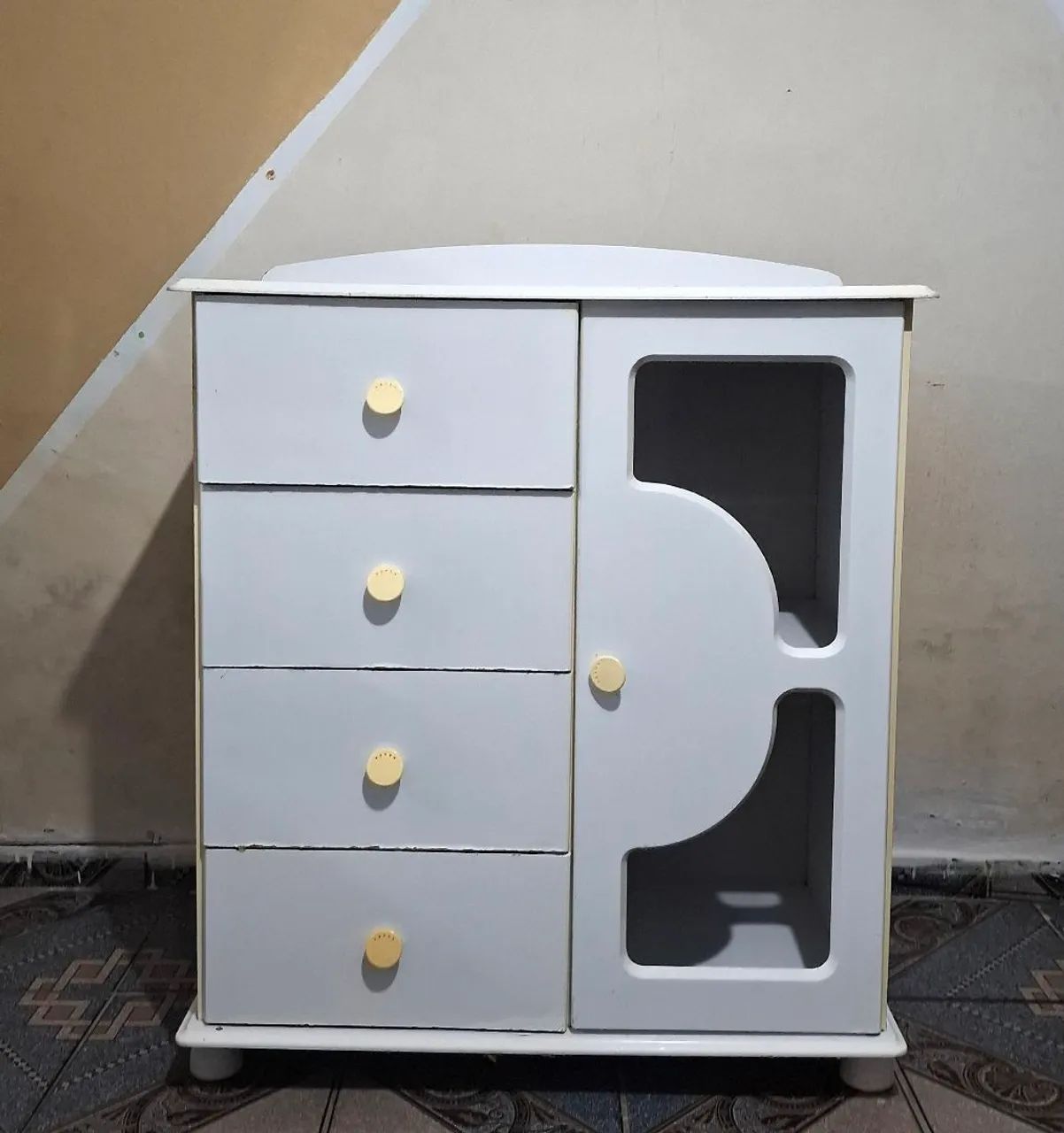 Cômoda branca com 4 gavetas e porta