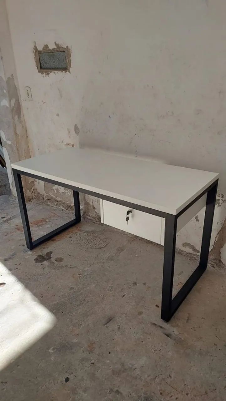 Mesa Industrial com gaveta 