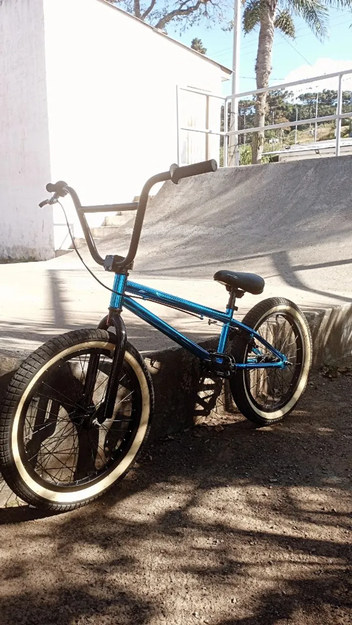 Bicicleta BMX Azul com Pneus Brancos
