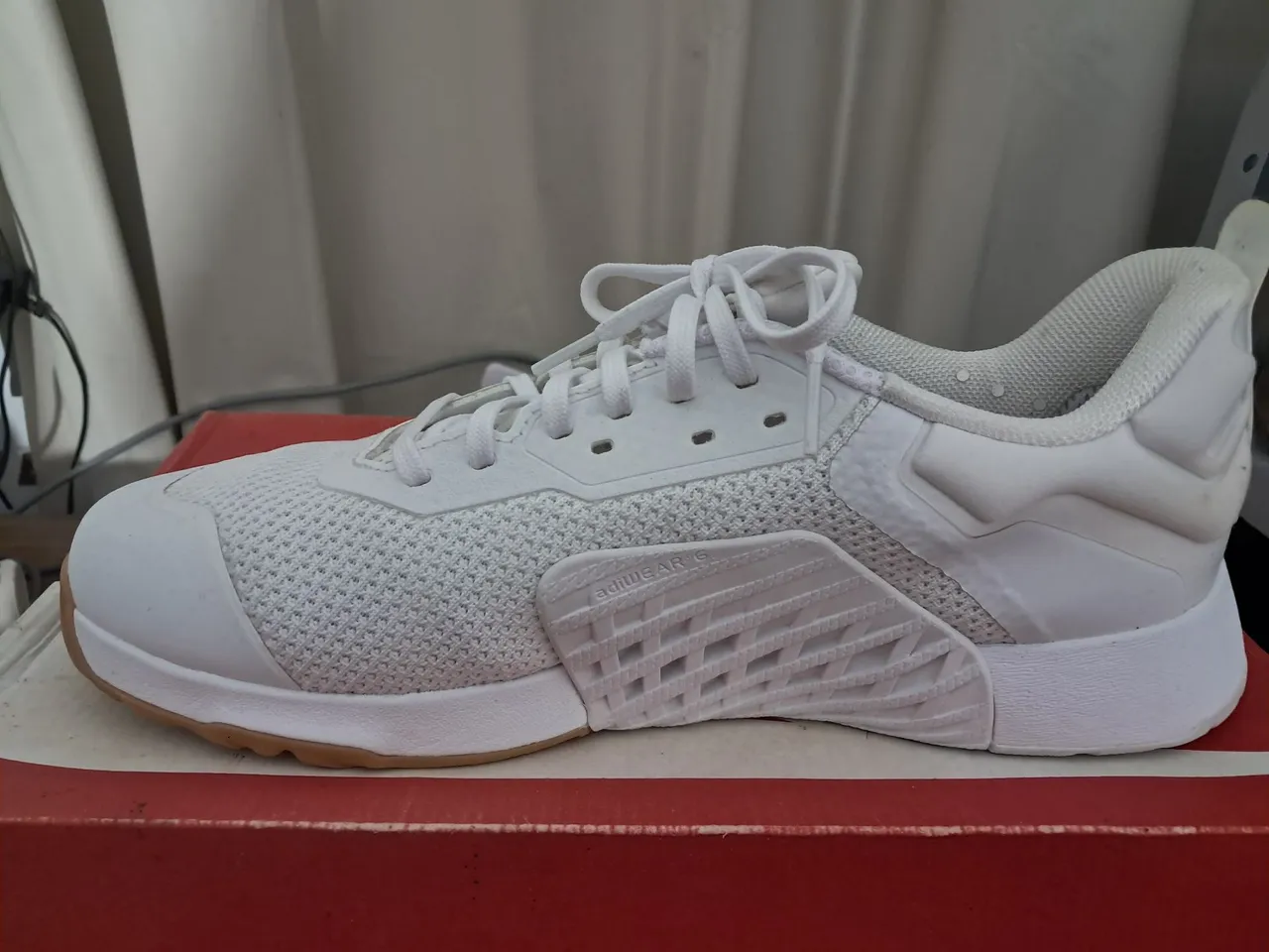 Tênis Adidas Branco - Design Moderno e Conforto