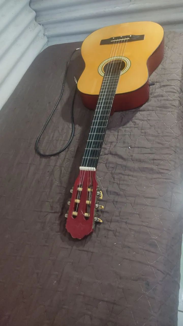 Violão elétrico bem regulado, funcionando no som e no ponto de usar!